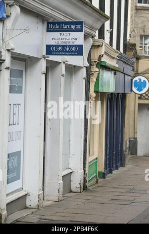 Kendal, Cumbria, 12th marzo 2023 - negozi vuoti e inutilizzati nella High Street nella città nord-occidentale di Kendal in Cumbria. Diversi negozi e imprese hanno chiuso come affitti e tassi di aumento insieme con una diminuzione dei clienti a causa del costo della crisi di vita. Credit: Ben Formby/Alamy Live News Foto Stock