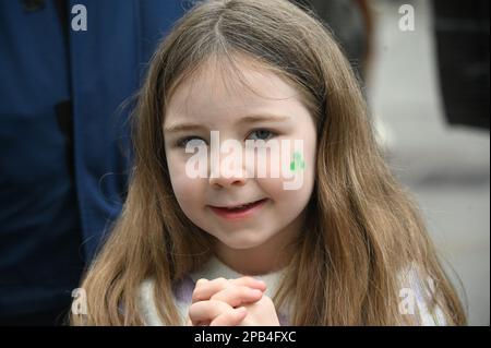 Londra, Regno Unito. 12th Mar, 2023. 12th marzo 2023, Londra, Regno Unito. Grand Marshal, Catherina Casey partecipa alla sfilata di San Patrizio di Londra, che festeggia il giorno 2023, una spettacolare processione e sfilata di bande irlandesi, ballerini e pageantry attraverso il cuore di Londra da Green Park attraverso Piccadilly Circus fino a Trafalgar Square. Credit: Vedi li/Picture Capital/Alamy Live News Foto Stock