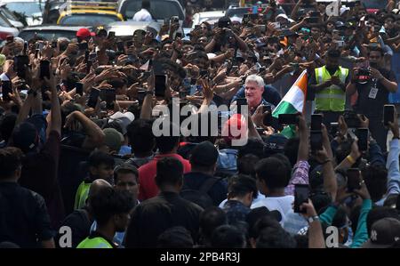 Mumbai, India. 12th Mar, 2023. Un uomo che tiene un estintore cammina vicino alla Red Bull RB7 dopo l'evento a Mumbai. (Foto di Ashish Vaishnav/SOPA Images/Sipa USA) Credit: Sipa USA/Alamy Live News Foto Stock