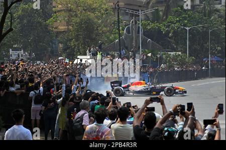 Mumbai, India. 12th Mar, 2023. L'ex pilota di Formula uno David Coulthard guida l'auto da corsa Red Bull RB7 per le strade di Mumbai. (Foto di Ashish Vaishnav/SOPA Images/Sipa USA) Credit: Sipa USA/Alamy Live News Foto Stock