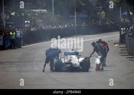 Mumbai, India. 12th Mar, 2023. I membri dell'equipaggio spruzzano l'auto Red Bull RB7 da un estintore dopo l'evento a Mumbai. (Foto di Ashish Vaishnav/SOPA Images/Sipa USA) Credit: Sipa USA/Alamy Live News Foto Stock