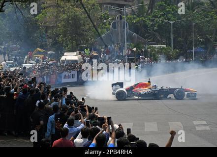 Mumbai, India. 12th Mar, 2023. Il pubblico guarda come l'ex pilota di auto di Formula uno David Coulthard guida l'auto da corsa Red Bull RB7 per le strade di Mumbai. (Foto di Ashish Vaishnav/SOPA Images/Sipa USA) Credit: Sipa USA/Alamy Live News Foto Stock