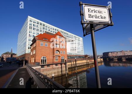 Ericus-Contor, casa editrice Spiegel, e di fronte ad esso Altes Zollhaus, edificio storico, Ericusspitze, Hafencity, città anseatica di Amburgo, Ger Foto Stock