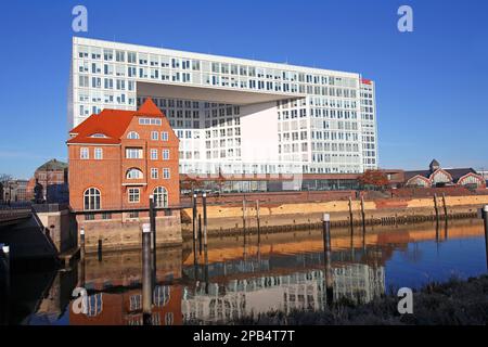 Ericus-Contor, casa editrice Spiegel, e di fronte ad esso Altes Zollhaus, edificio storico, Ericusspitze, Hafencity, città anseatica di Amburgo, Ger Foto Stock