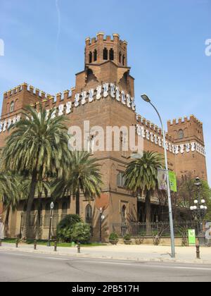 Barcellona, Spagna - 4 aprile 2011: Edificio in mattoni del Castello dei tre Dragoni nel Parc de la Ciutadella, costruito per l'esposizione universale o del 1888 Foto Stock