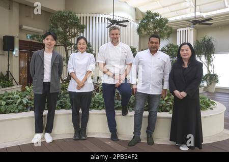 (Da L a R) il direttore del design RenHH Jackson Lam, gli chef ospiti Joanna Yuen, Uwe Opotensky e Sheldon Fonseca, e il fondatore e principale avvocato Jo Soo-tang, a Island Shangri-la in Ammiragliato. 16FEB23 SCMP / Jonathan Wong Foto Stock