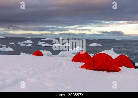 Remoto campeggio invernale su Portal Point in Antartide con vista sulla baia con iceberg Foto Stock