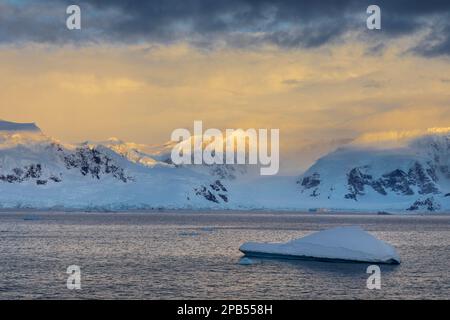 Tramonto a Portal Point Antartide contro le montagne innevate Foto Stock