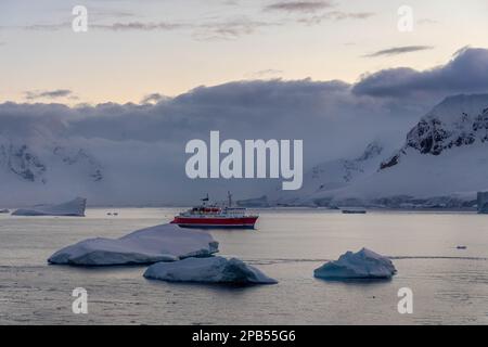 Esplorazione di una remota baia in Antartide vicino a Portal Point Foto Stock