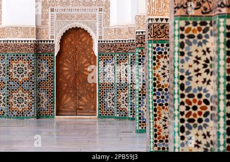 Belle piastrelle tipiche marocchine nella Madrasa - Marocco Foto Stock