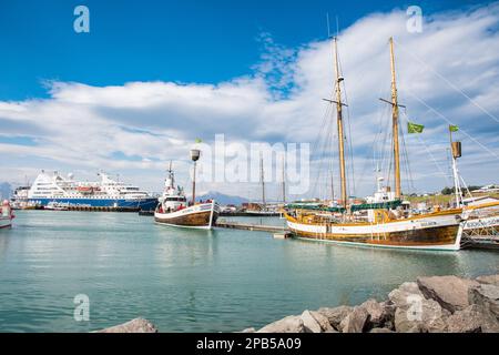 Husavik Islanda - Luglio 15. Giorno 2021: Barche safari per l'avvistamento delle balene e nave da crociera nel porto di Husavik nel Nord Islanda Foto Stock