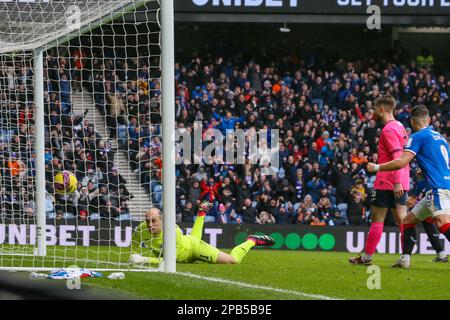 Glasgow, Regno Unito. 12th Mar, 2023. REGNO UNITO. I Rangers hanno giocato a Raith Rovers nelle quarti di finale della Scottish Cup 2022 -2023, all'Ibrox Park, Glasgow, lo stadio sede del Rangers FC. Rangers ha vinto 3 - 0 con gol da Connor Goldson (numero 6) in 42 minuti e Scott Arfield (numero 37) in 87 minuti. C'era anche un proprio obiettivo di Ryan Nolan (numero 5) nel 58 minuto dopo un errore difensivo. Credit: Findlay/Alamy Live News Foto Stock