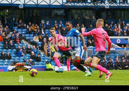 Glasgow, Regno Unito. 12th Mar, 2023. REGNO UNITO. I Rangers hanno giocato a Raith Rovers nelle quarti di finale della Scottish Cup 2022 -2023, all'Ibrox Park, Glasgow, lo stadio sede del Rangers FC. Rangers ha vinto 3 - 0 con gol da Connor Goldson (numero 6) in 42 minuti e Scott Arfield (numero 37) in 87 minuti. C'era anche un proprio obiettivo di Ryan Nolan (numero 5) nel 58 minuto dopo un errore difensivo. Credit: Findlay/Alamy Live News Foto Stock