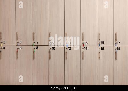 Molti gli armadietti con chiavi su Locker room Foto stock - Alamy