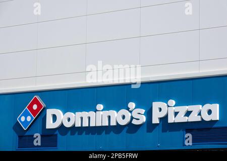 Finestrat, Spagna - 2 marzo 2023: Domino's pizza logo pubblicità. Domino's Pizza è una catena di ristoranti di pizza multinazionale americana Foto Stock