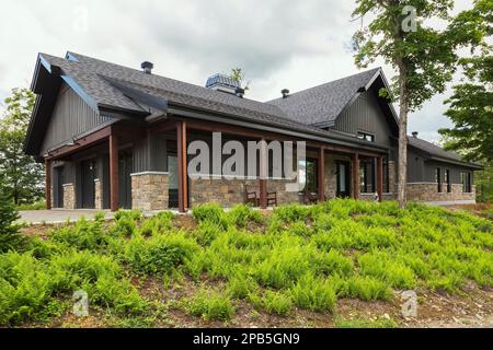 Taglio pietra e legno di carbone tavola con finitura nera struttura in legno ibrido casa in estate. Foto Stock