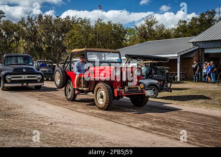 Fort Meade, FL - 26 febbraio 2022: Vista grandangolare frontale di una Jeep CJ-3B di Willys 1959 ad una fiera automobilistica locale. Foto Stock