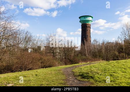 Oberhausen, Germania - 3-11-2023: La torre dell'acqua di Oberhausen con il logo della compagnia idrica RWW Foto Stock