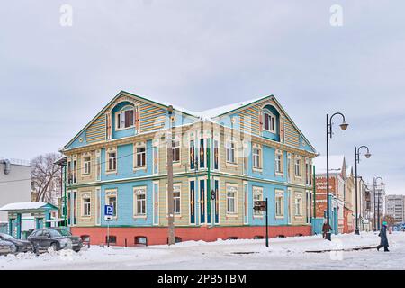 Kazan, Russia - 12 gennaio 2023: Vecchio insediamento tatar, via Kayum Nasyri. Paesaggio urbano invernale. Concetto di viaggio Foto Stock