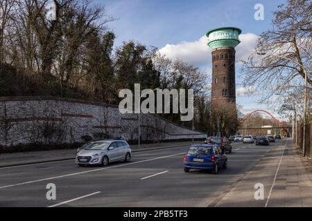 Oberhausen, Germania - 3-11-2023: La torre dell'acqua di Oberhausen con il logo della compagnia idrica RWW Foto Stock