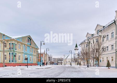 Kazan, Russia - 12 gennaio 2023: Vecchio insediamento tatar, via Kayum Nasyri. Paesaggio urbano invernale. Concetto di viaggio Foto Stock