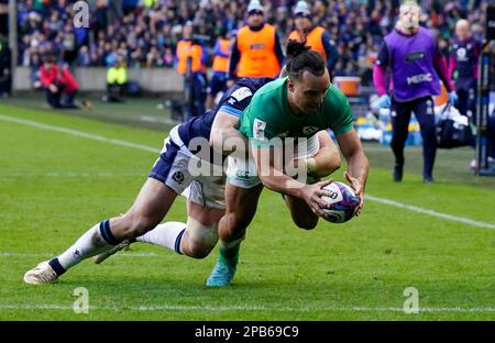 CORREZIONE DELLA DIDASCALIA: CORREGGERE L'ID DEL GIOCATORE James Lowe in Irlanda batte Kyle Steyn in Scozia per segnare la seconda prova del suo fianco durante la partita Guinness Six Nations al BT Murrayfield Stadium, Edimburgo. Data immagine: Domenica 12 marzo 2023. Foto Stock