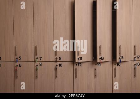 Molti gli armadietti con chiavi su Locker room Foto stock - Alamy