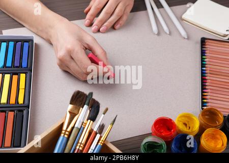 Disegno artistico con gesso pastello a tavola di legno, primo piano Foto Stock