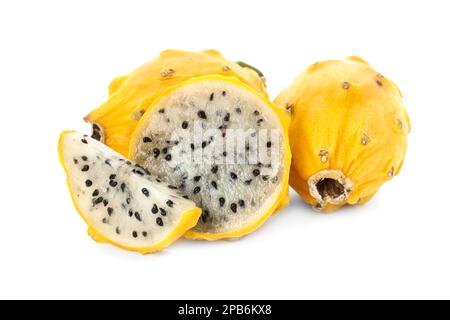 Deliziosi frutti di pitahaya tagliati e interi gialli su fondo bianco Foto Stock