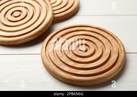 Eleganti montagne russe in legno su un tavolo bianco Foto Stock