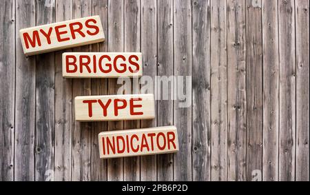 Simbolo e concetto di parola MBTI Myers Briggs indicatore di tipo su un blocco su uno sfondo di legno bello. Il concetto psicologico del tipo MBTI indi Foto Stock