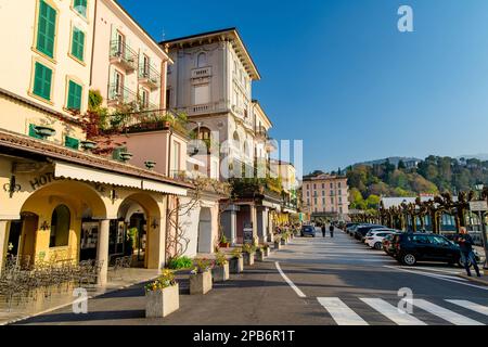 BELAGGIO, ITALIA - APRILE 2022: Turisti e locali trascorrono una soleggiata giornata primaverile a Belaggio, una cittadina sulle rive del Lago di Como. Posizione incantevole con typi Foto Stock