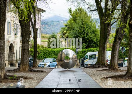 BERGAMO, ITALIA - APRILE 2022: Città di Bergamo riflessa in una superficie speculare dell'oggetto d'arte moderna di Bergamo. Esplora Città Alter, il quartiere dell'alta città Foto Stock