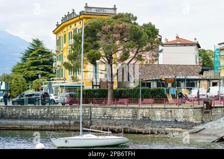 VARENNA, ITALIA - APRILE 2022: Barche e barche da pesca ormeggiate nel porto turistico di Varenna, una cittadina sulle rive del Lago di Como. Posizione incantevole con tipica Foto Stock