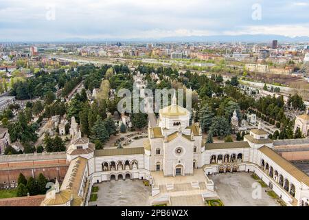 Veduta aerea del Cimitero Monumentale di Milano o del Cimitero Monumentale di Milano, luogo di sepoltura dei più importanti italiani, noto per l'abbondanza Foto Stock