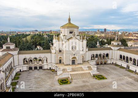 Veduta aerea del Cimitero Monumentale di Milano o del Cimitero Monumentale di Milano, luogo di sepoltura dei più importanti italiani, noto per l'abbondanza Foto Stock