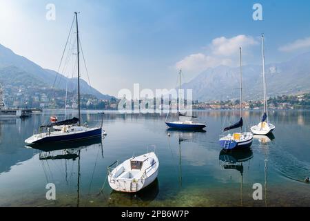 Colorati yacht attraccati al porto turistico della città di Lecco il giorno di primavera. Pittoresco lungomare di Lecco situato tra il famoso Lago di Como e la scenografica Bergamo Alp Foto Stock