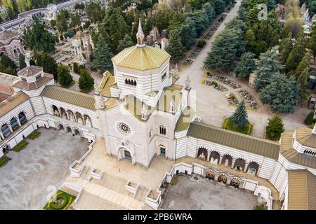 Veduta aerea del Cimitero Monumentale di Milano o del Cimitero Monumentale di Milano, luogo di sepoltura dei più importanti italiani, noto per l'abbondanza Foto Stock