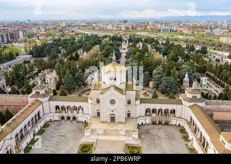 Veduta aerea del Cimitero Monumentale di Milano o del Cimitero Monumentale di Milano, luogo di sepoltura dei più importanti italiani, noto per l'abbondanza Foto Stock