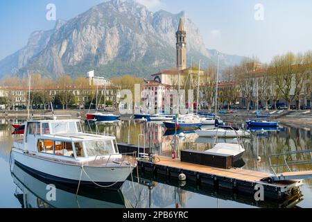 Colorati yacht attraccati al porto turistico della città di Lecco il giorno di primavera. Pittoresco lungomare di Lecco situato tra il famoso Lago di Como e la scenografica Bergamo Alp Foto Stock