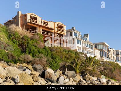 Nuova costruzione di casa di lusso della costa del Pacifico lungo la spiaggia di Strands a Dana Point, Orange County, California del Sud. Foto Stock