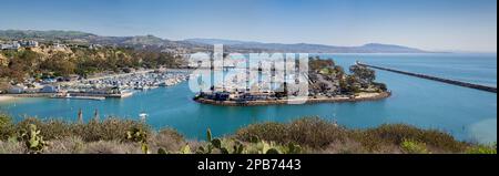 Dana Point Yacht Club, porto e porticciolo con barche a vela e yacht lungo le rive dell'Oceano Pacifico nella California meridionale Foto Stock