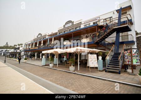 antiguo varadero vecchi negozi e caffè al porto turistico di puerto calero Lanzarote, Isole Canarie, Spagna Foto Stock