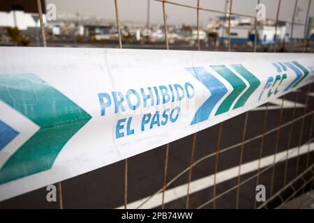 fcc prohibido el paso no entry barrier tape on recinto a Lanzarote, Isole Canarie, Spagna Foto Stock