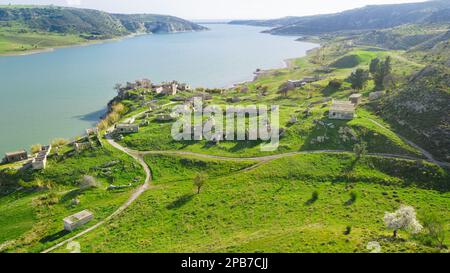 Abbandonato villaggio Foinikas a Asprokremmos diga nel distretto di Paphos, Cipro. Paesaggio aereo Foto Stock