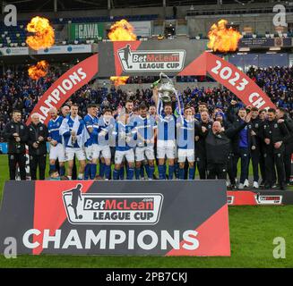 Stadio nazionale di calcio a Windsor Park, Belfast, Irlanda del Nord, Regno Unito. 12 Mar 2023. Finale della Coppa di Lega BetMcLean – Linfield 2 Coleraine 0. Linfield vince la coppa. Credit: CAZIMB/Alamy Live News. Foto Stock