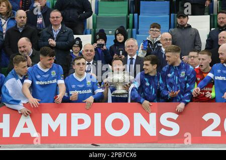 Stadio nazionale di calcio a Windsor Park, Belfast, Irlanda del Nord, Regno Unito. 12 Mar 2023. Finale della Coppa di Lega BetMcLean – Linfield 2 Coleraine 0. Linfield vince la coppa. Credit: CAZIMB/Alamy Live News. Foto Stock