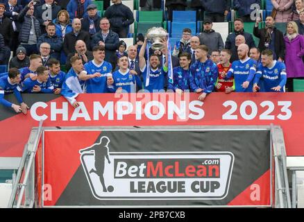 Stadio nazionale di calcio a Windsor Park, Belfast, Irlanda del Nord, Regno Unito. 12 Mar 2023. Finale della Coppa di Lega BetMcLean – Linfield 2 Coleraine 0. Linfield vince la coppa. Credit: CAZIMB/Alamy Live News. Foto Stock