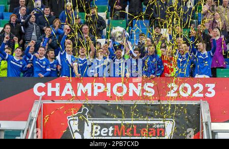 Stadio nazionale di calcio a Windsor Park, Belfast, Irlanda del Nord, Regno Unito. 12 Mar 2023. Finale della Coppa di Lega BetMcLean – Linfield 2 Coleraine 0. Linfield vince la coppa. Credit: CAZIMB/Alamy Live News. Foto Stock