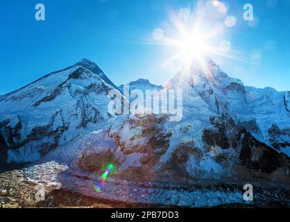 Sole di mattina sopra il Monte Everest, lhotse e Nuppse dal campo base di Pumo Ri - modo per il campo base Everest - Parco nazionale Sagarmatha - Nepal Himalaya moun Foto Stock